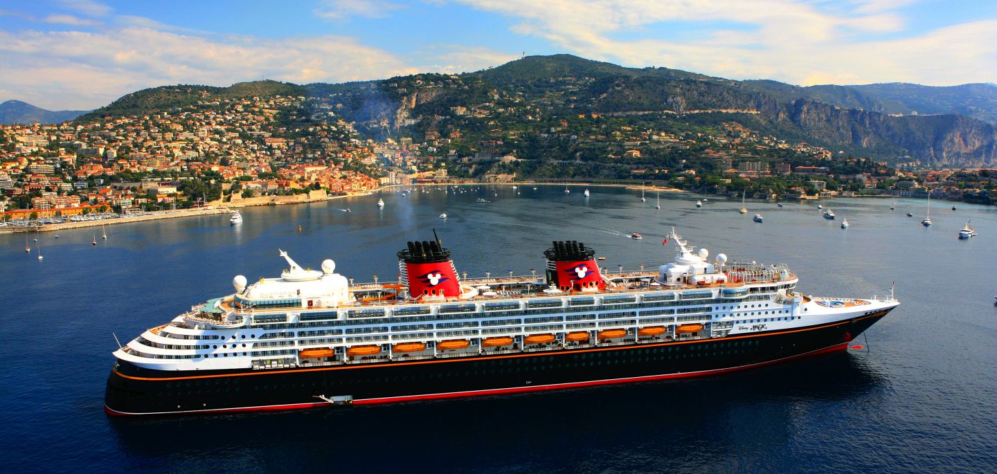 El Disney Magic fondeando en Villefranche (Francia) CRUCEROS DISNEY MAGIC CRUCEROS MEDITERRANEO CRUCEROS CARIBE CRUCEROS DISNEY CRUISES DISNEY MAGIC